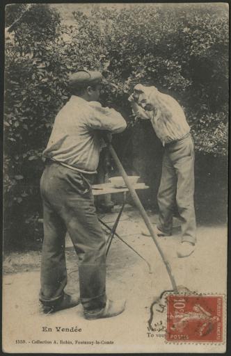 Une scène, en extérieur, représentant deux hommes dont un faisant sa toilette.
